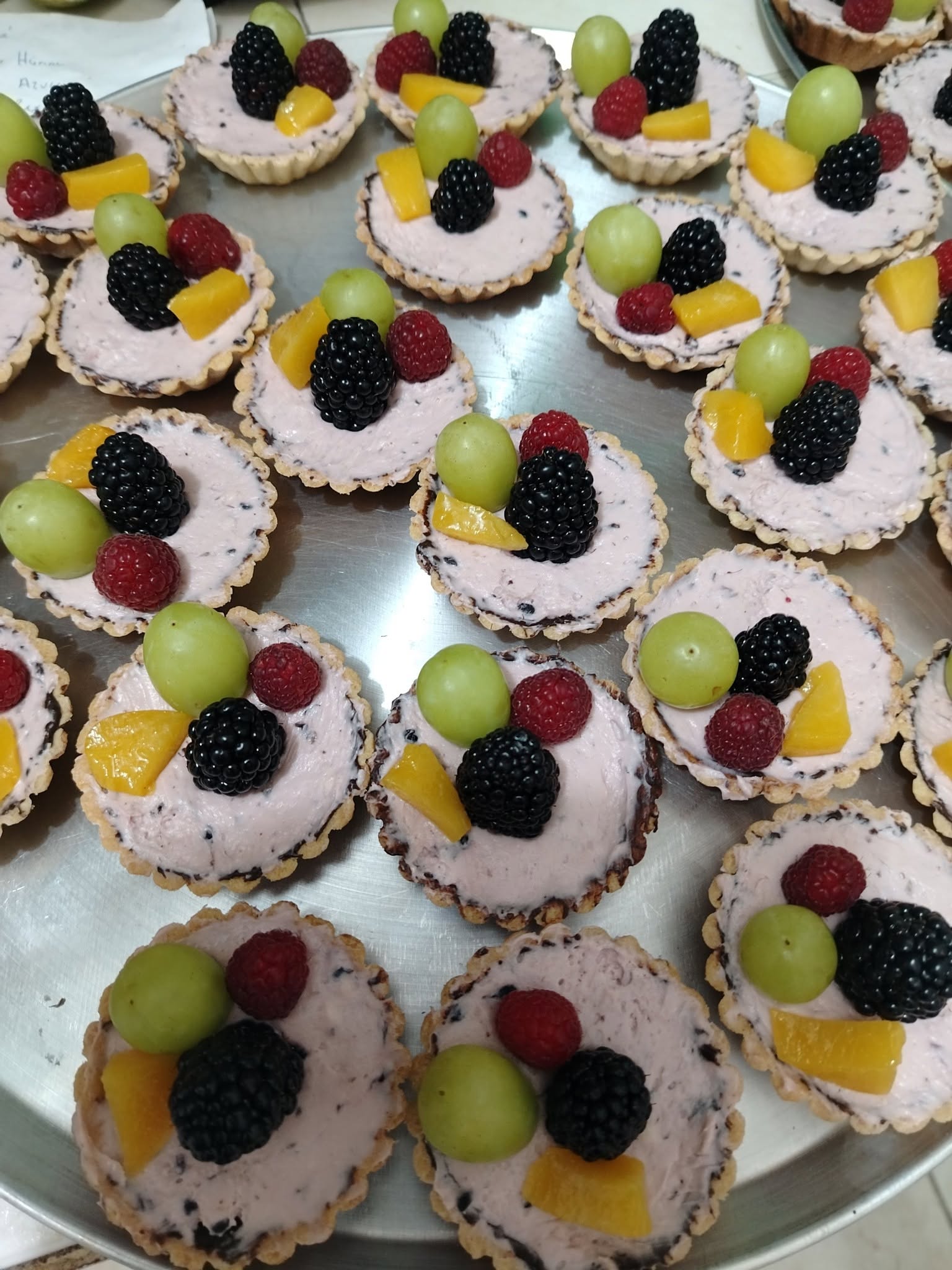 Mini tartaletas artesanales con frutas frescas y queso crema Cacao y Mar